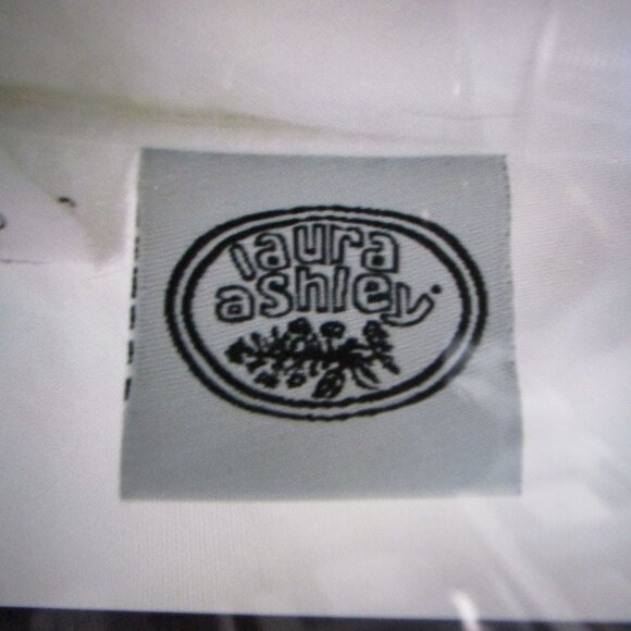 LAURA ASHLEY Queen White Cotton Goose Down Duvet 83 x 84 - Picture 2 of 7